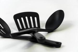 spatules et cuillères en plastique noir sur fond blanc, mexique photo