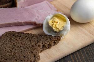 œuf de poule bouilli avec des morceaux de viande en tranches photo