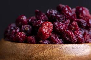 canneberges rouges séchées au sirop de sucre photo