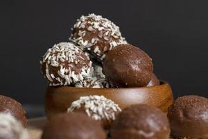 bonbons au chocolat au goût de noix de coco et fourrés photo