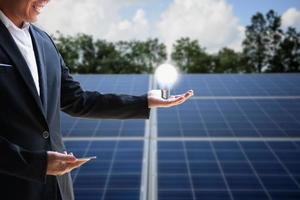 directeur d'entreprise présentant sur la façon de revendre l'électricité de l'énergie solaire sur le toit au réseau. concept industriel et technologique pour le producteur-consommateur d'énergie, la production d'électricité, la centrale électrique virtuelle. photo