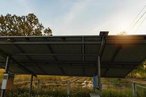 systèmes d'alimentation photovoltaïques. panneaux solaires. l'usine d'énergie solaire. la source d'énergie renouvelable écologique. - image photo