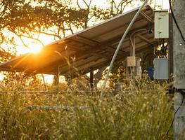 systèmes d'alimentation photovoltaïques. panneaux solaires. l'usine d'énergie solaire. la source d'énergie renouvelable écologique. - image photo