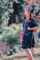 belle jeune femme asiatique en bonne santé de la tribu des collines en thaïlande. photo