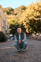 homme sérieux dans la rue et regardant la caméra. photo