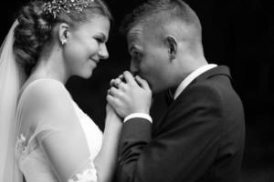 portrait de mariage en noir et blanc photo