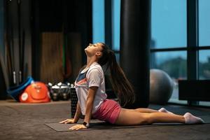 jeune femme travaillant, faisant du yoga ou de l'exercice pilates photo