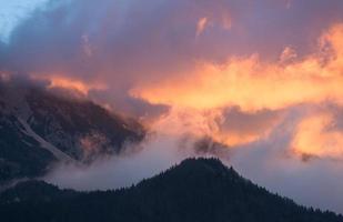 coucher de soleil dans les montagnes photo