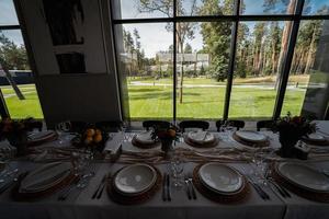 vue sur la pelouse par la fenêtre de la salle de banquet photo