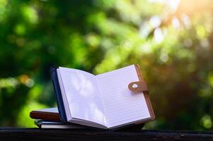 cahier placé sur un bureau en bois photo