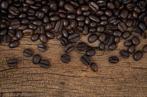 grains de café sur la table en bois photo