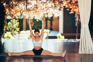 jeune femme pratiquant le yoga. effectue un exercice photo