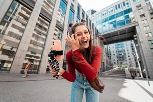 belle blogueuse regardant la caméra dans la rue. photo