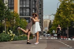 bonne rencontre de deux amis s'embrassant dans la rue photo