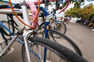 roues de vélo se bouchent dans la rue photo