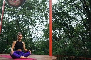 jeune femme pratique le yoga assis dans la position du lotus photo