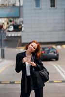 jeune femme avec un sac à dos sur la route photo