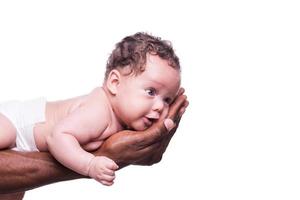 petit bébé dans la main des pères. vue latérale des mains noires tenant un mignon petit bébé tout en étant isolé sur fond blanc photo