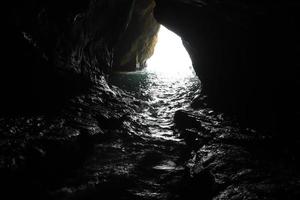 grottes dans les falaises de craie au bord de la mer méditerranée. photo