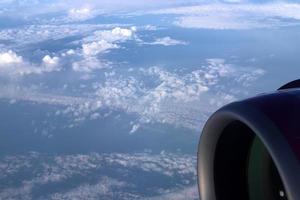 la terre est vue à travers le hublot d'un gros avion à réaction. photo