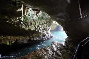 grottes dans les falaises de craie au bord de la mer méditerranée. photo