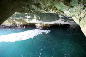 grottes dans les falaises de craie au bord de la mer méditerranée. photo