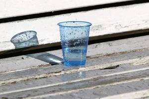 une boisson gazeuse non alcoolisée est versée dans un verre. photo