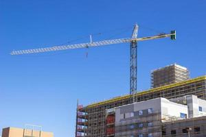 grande grue au-dessus du nouveau bâtiment de l'hôpital en construction photo