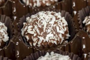 bonbons au chocolat au goût de noix de coco et fourrés photo