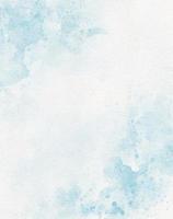 éclaboussures abstraites de peinture à l'aquarelle de ciel bleu sur fond de papier pour la conception photo