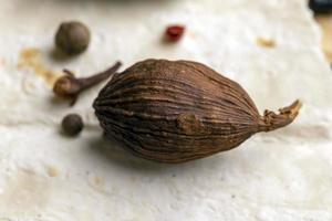 noix de muscade sur la table de la cuisine photo