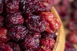 canneberges rouges séchées au sirop de sucre photo