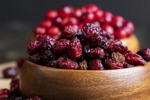 canneberges rouges séchées au sirop de sucre photo