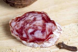 moisissure blanche sur saucisse de boeuf, photo