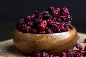 canneberges rouges séchées au sirop de sucre photo