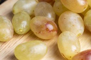 raisins vert-jaune cultivés dans un vignoble familial photo
