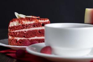 gâteau rouge sucré au goût de framboise photo