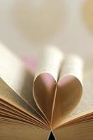page de livre en forme de coeur