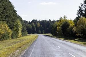 route goudronnée en automne par temps ensoleillé photo