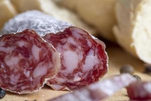 moisissure blanche sur saucisse de boeuf, photo