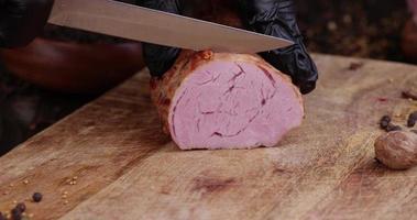 couper la viande de porc en morceaux, gros plan photo