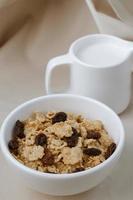 céréales et raisins secs avec du lait pour le petit déjeuner photo