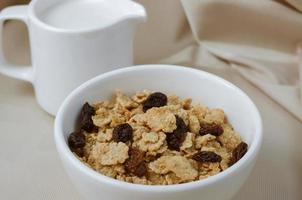 céréales et raisins secs avec du lait pour le petit déjeuner photo