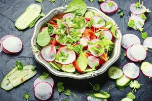 salade de vitamines d'été sur une plaque de métal