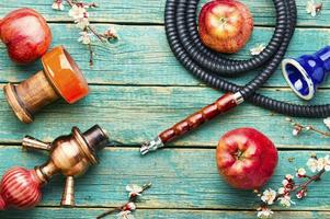 fumer le narguilé ou la chicha au goût de pomme photo