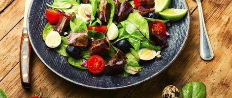 délicieuse salade aux légumes, herbes et jambon