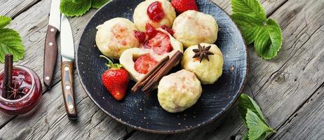 dumplings ou knedliky fourrés aux fraises photo