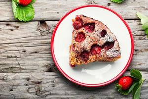 tranche de tarte aux fraises maison savoureuse photo