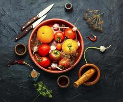 tomates crues et ingrédients pour la cuisson des tomates marinées photo