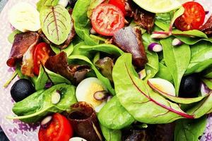 délicieuse salade aux légumes, herbes et jambon